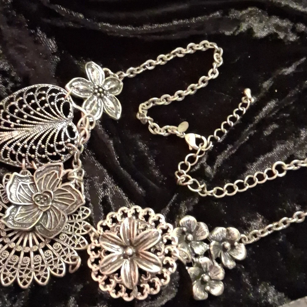 Premier Designs Silver Floral Charm Necklace - Picture 7 of 8